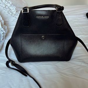 Just like NEW used Michael Kors bag can be used as comfortable crossbody.